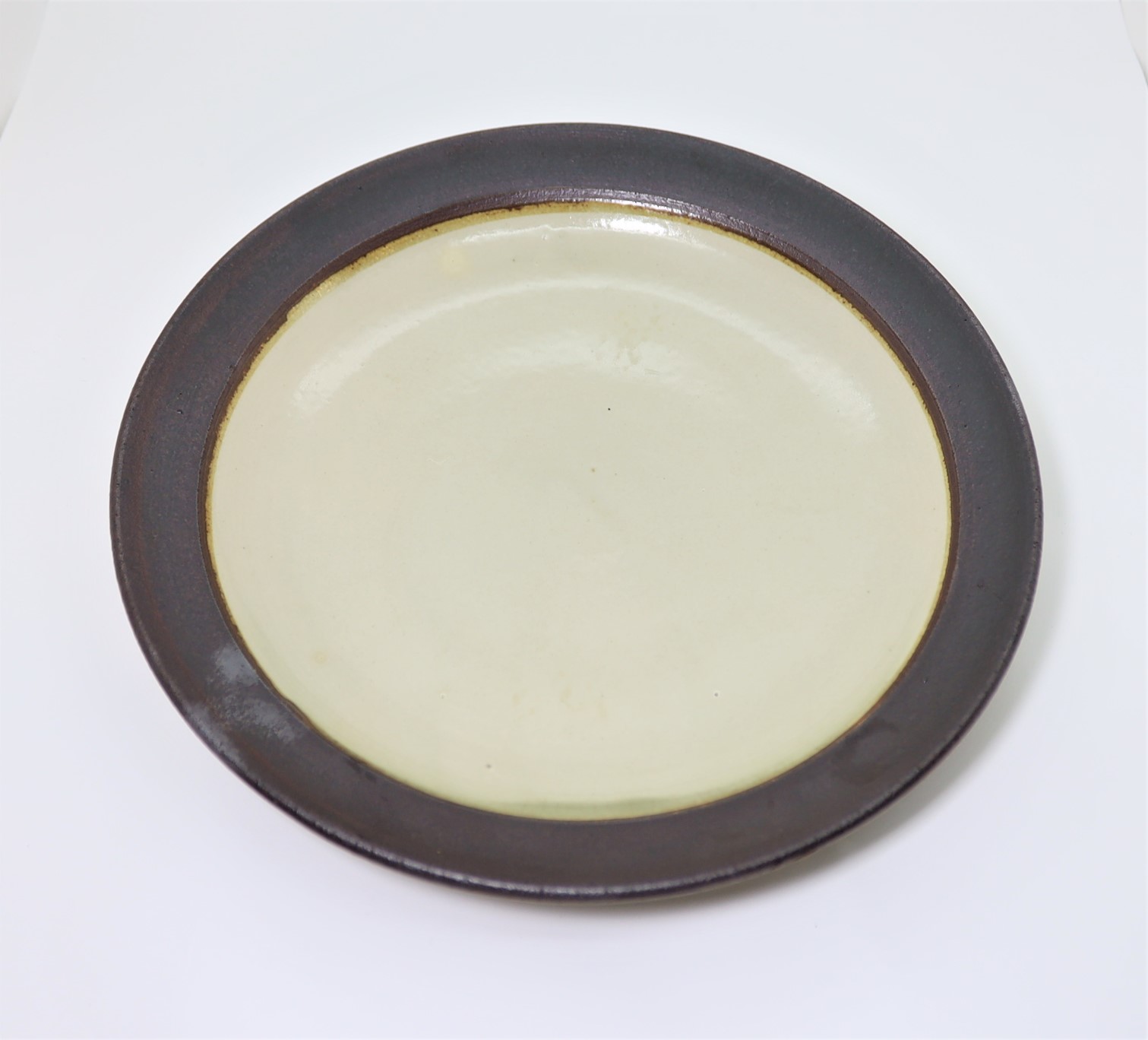 出西焼 8寸 縁鉄砂白化粧皿 1970年代/Syussai-yaki/24cm dish/white/1970's – 倉日用商店