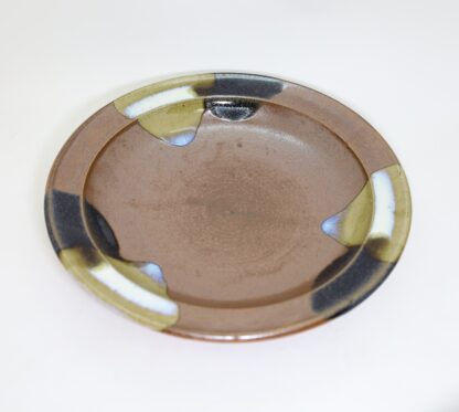 出西窯　縁付き皿　８寸　赤土黒白三方流/Syussai rim dish/24cm/black-white