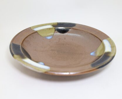 出西窯　縁付き皿　８寸　赤土黒白三方流/Syussai rim dish/24cm/black-white - 画像 (2)