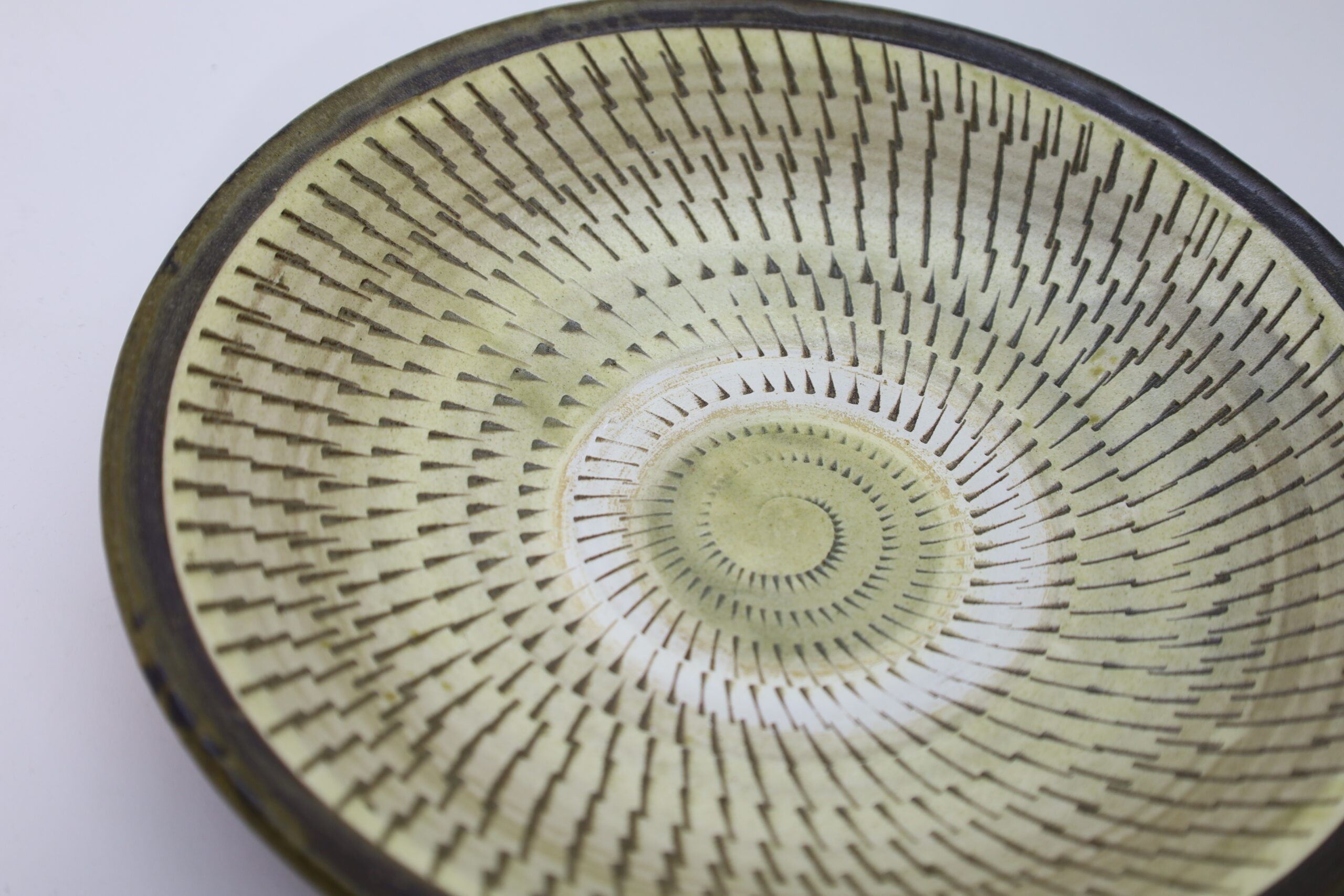 小鹿田焼 とびカンナ8寸皿 柳瀬朝夫/Onta 25cm dish/Yanase asao - 画像 (5)